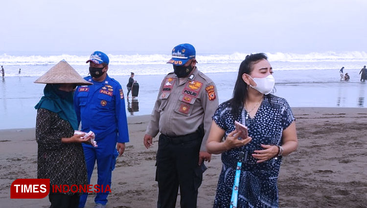 Petugas Pol Air Polres Ciamis mengimbau kepada wisatawan untuk mentaati rambu berbahaya (FOTO: Syamsul Maarif/TIMES Indonesia)