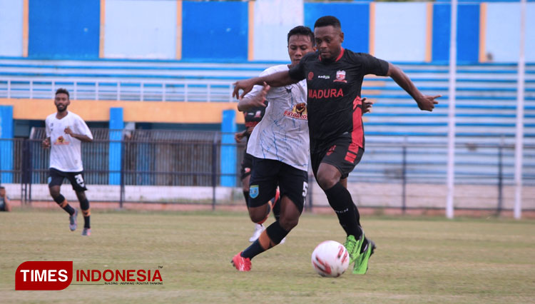 Pemain muda Persela, Revan Joni Nurianto (Djibril) berusaha menghentikan aksi pemain Madura United, David Laly, dalam laga uji coba di Stadion Surajaya, Sabtu (19/6/2021). (FOTO: MFA Rohmatillah/ TIMES Indonesia)