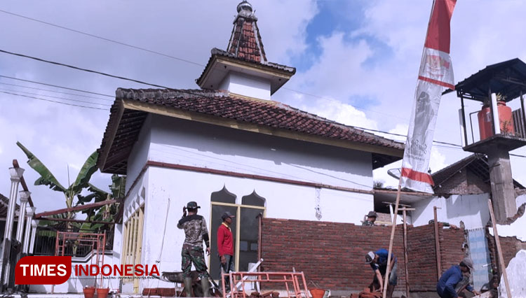 Proses renovasi tempat ibadah pada program TMMD 111 Banyuwangi. (FOTO: Agung Sedana/TIMES Indonesia)
