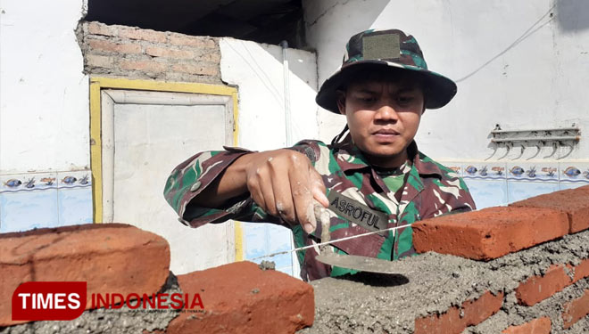 Praka Asroful Yusuf terlihat lihai memegang alat bangunan saat renovasi Mushola Al Ikhlas (Foto : Rizki Alfian/Times Indonesia)