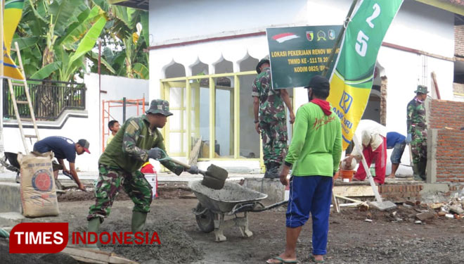 Warga dan pasukan TNI nampak kompak membangun mushola (Foto: Riswan Efendi/TIMESIndonesia)