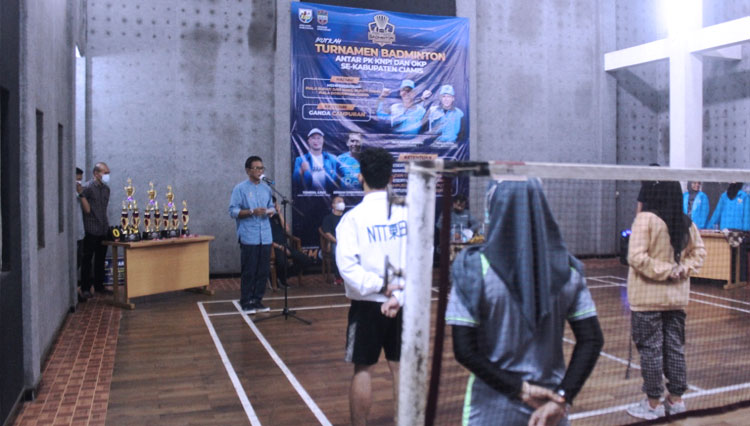 Turnamen badminton DPD KNPI Ciamis antara OKP se-Kabupaten Ciamis dan pengurus KNPI Ciamis (FOTO: Humas Kabupaten Ciamis)