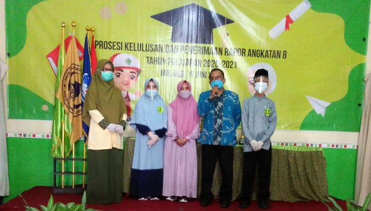 Prosesi simbolik penyerahan siswa kembali kepada orang tua oleh Kepala SDIT Ahmad Yani Malang, Nurdiah Rachmawati SPd, MPd (paling kiri) (Foto: SDIT Ahmad Yani Malang for TIMES Indonesia)