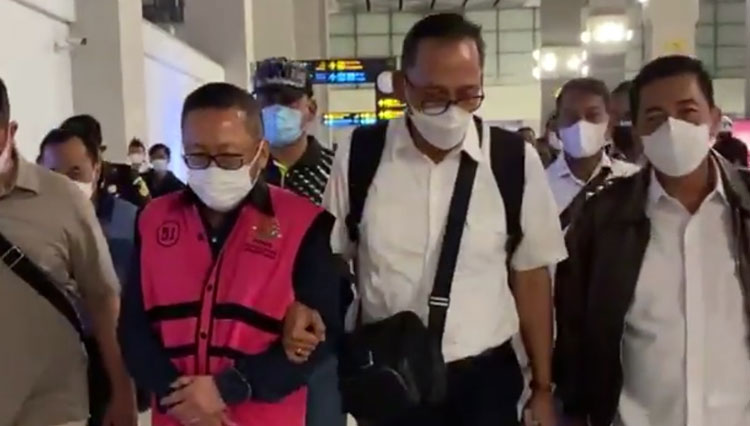 Buronan terpidana Adelin Lis tiba di Bandara Soekarno-Hatta dengan pengawalan petugas yang ketat. (Foto: Instagram Kejaksaan RI) 