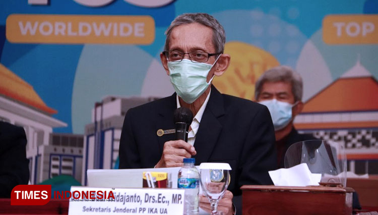 Sekretaris Jenderal IKA UA Dr. Budi Widajanto, Drs., Ec., MP., mengumumkan 8 calon ketua IKA UA Periode 2021-2025di Ruang Amerta, Lantai 4, Kantor Manajemen UNAIR, secara daring dan luring pada Sabtu (19/6/2021) pukul 10.00 WIB. (Foto: Feri Fenoria)