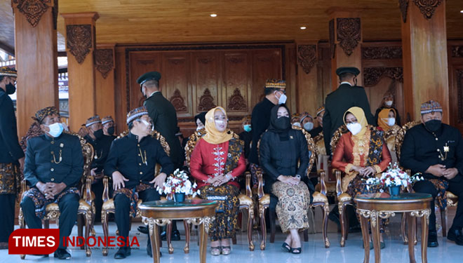 Wali Kota Mojokerto, Bupati Mojokerto dan jajaran saat Upacara Hari Jadi Kota Mojokerto ke-103, Minggu (20/6/2021). (Foto: Thaoqid Nur Hidayat/TIMES Indonesia)