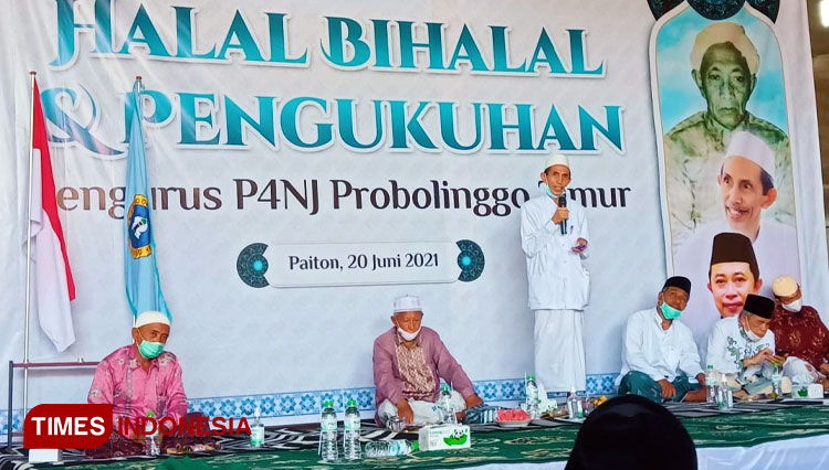 Pengasuh Pondok Pesantren Nurul Jadid, KH. Moh Zuhri Zaini memberikan arahan di acara halal bihalal dan pengukuhan Pengurus P4NJ Probolinggo Timur (foto: Sa'dullah for TIMES Indonesia)