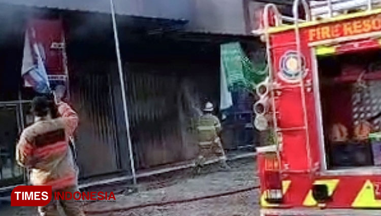 Nampak petugas Pemadam Kebakaran sedang memadamkan api (Syamsul Ma'arif/TIMES Indonesia)