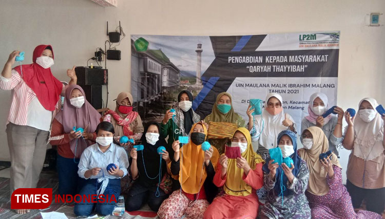 Sewaktu pengabdian pemberdayaan perempuan dengan kreativitas kerajinan tangan oleh dosen dan mahasiswa UIN Maliki Malang. (Foto: Lanatut Tazkiyah For TIMES Indonesia)