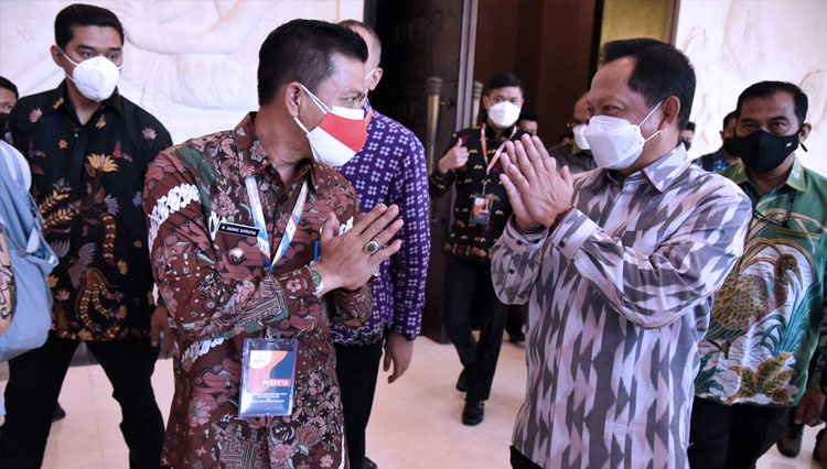 Bupati Bandung Dadang Supriatna bersama Mendagri Tito Karnavian saat Rakernas Apkasi di Nusa Dua Convention Center, Badung, Bali, Sabtu (19/6/21). (FOTO: Humas Pemkab for TIMES Indonesia)