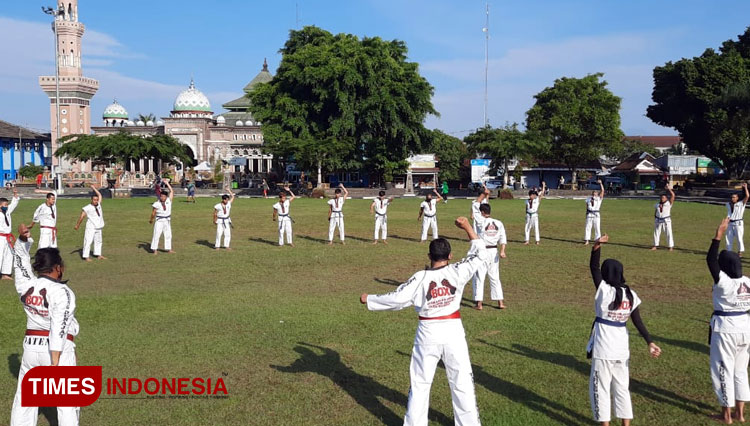 Latihan Gabungan Kodrat Tarung Derajat di Alun Alun Banjarnegara (FOTO : Pengkab Tarung Derajat for TIMES Indonesia)