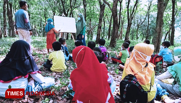Hilangkan Kejenuhan, Siswa TK dan MI di Probolinggo Sekolah di Hutan