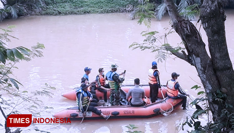 menyusuri-sungai-Ciputrapinggan-untuk-membersihkan-sampah-3.jpg
