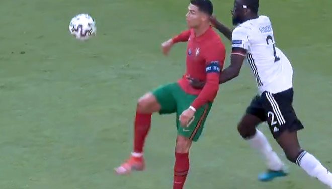 Tangkapan layar video aksi fantastis no look backheel Ronaldo saat melawan Jerman. (Foto: screenshot Twitter UEFA EURO 2020)