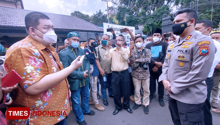 Kapolresta Malang Kota, AKBP Budi Hermanto saat Menemui para aktivis saat mengawal terkait dugaan penganiayaan karyawan. (FOTO: Rizky Kurniawan Pratama/TIMES Indonesia)