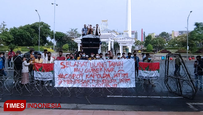 Aksi damai BEM Nusantara di depan Kantor Gubernur Jatim, Jalan Pahlawan, Surabaya, Senin (21/6/2021).(Foto : Lely Yuana/TIMES Indonesia)