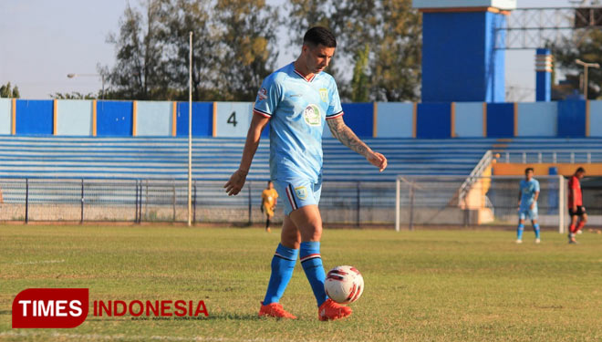 Gelandang Persela, Brian Ferreira saat berlatih di Stadion Surajaya. (FOTO: Dok. TIMES Indonesia)