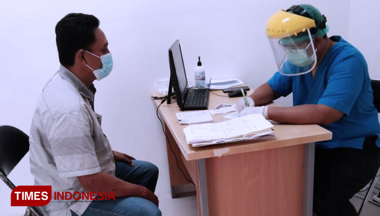 Dokter spesialis urologi RSUD dr. Soegiri Lamongan, dr Budi Himawan saat memberikan konsultasi kepada pasien terkait seputaran batu ginjal, Senin (21/06/2021), (FOTO: Moch. Nuril Huda/TIMES Indonesia)