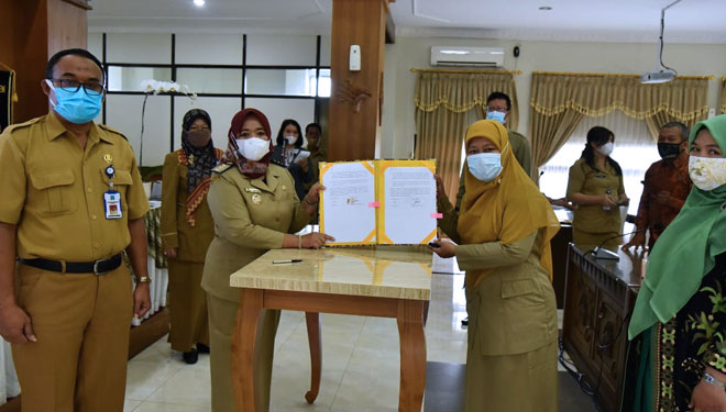 Bupati Sleman Kustini SP saat menandatangani NPHD. (FOTO: Pemkab Sleman for TIMES Indonesia)