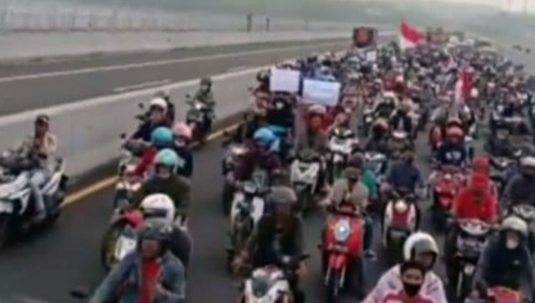 Tolak Penyekatan Suramadu, Ratusan Warga Madura Demo di Balai Kota Surabaya