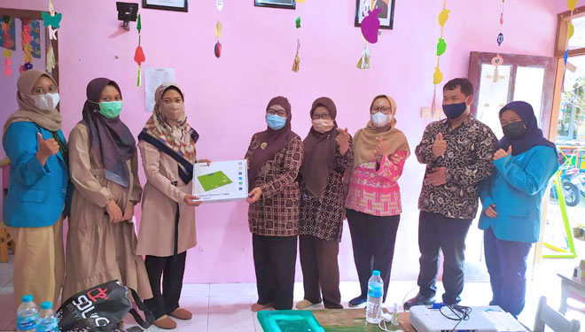 Dosen Ahli Gizi UAA mendampingi para guru di sekolah TK Negeri 1 Pajangan, Bantul. (FOTO: Dok. Universitas Alma Ata)