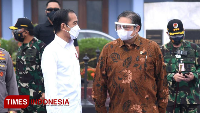 Ketua KPCPEN Airlangga Hartarto bersama Presiden Jokowi. (foto: Kemenko Perekonomian for TIMES Indonesia)