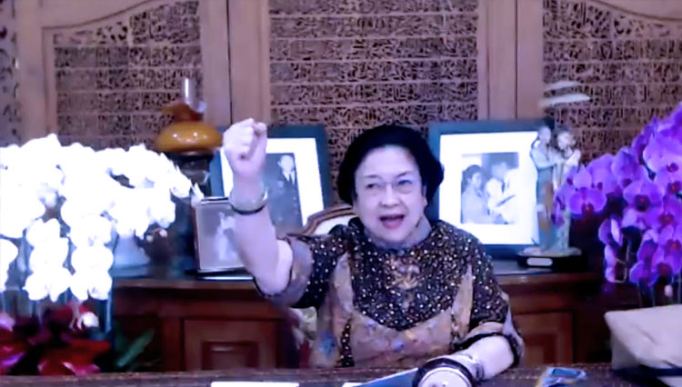 Presiden ke-5 RI Megawati Soekarnoputri saat meresmikan baileo atau rumah adat Maluku, monumen dan jalan Ir Soekarno di Masohi, Maluku Tengah. (FOTO: Dok. PDI Perjaungan).