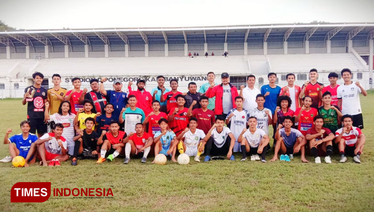 Manajemen dan tim seleksi pemain Persewangi Banyuwangi, foto bersama pemain lolos seleksi. (Foto : Syamsul Arifin/TIMES Indonesia)