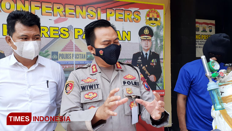 Kapolres Pacitan AKBP Wiwit Ari Wibisono saat memberikan keterangan pada awak media (FOTO: Rojihan/TIMES Indonesia)
