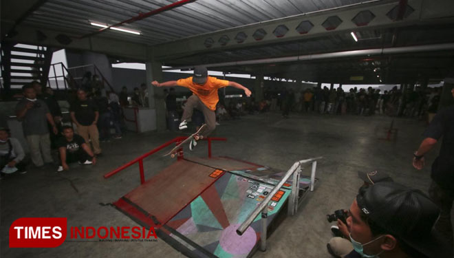 Salah satu skateboarder saat melakukan trick di acara Fun Games yang digelar dalam peringatan Go Skate Boarding Day di Matos, Senin (21/6/2021). (Foto: Rizky Kurniawan Pratama/TIMES Indonesia)