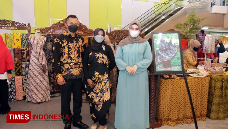 Stan Batik Bherungen Wonoasih dalam pameran yang digelar di pusat perbelanjaan Graha Mulia Probolinggo. (Foto-foto: Batik Bherungen for TIMES Indonesia)   