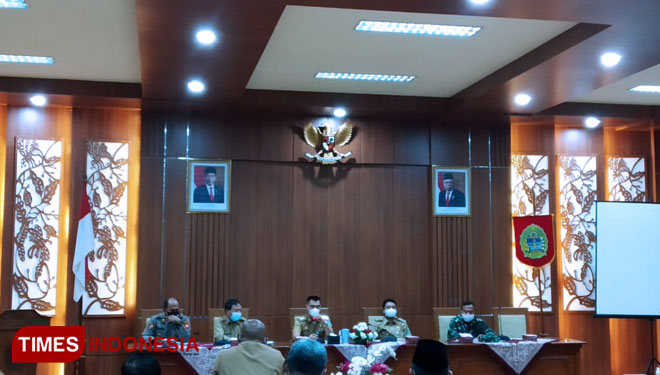 Suasana rapat koordinasi penanganan Covid-19 di RR Handayani Setda Kabupaten Gunungkidul (FOTO: Edy Setyawan/TIMES Indonesia)