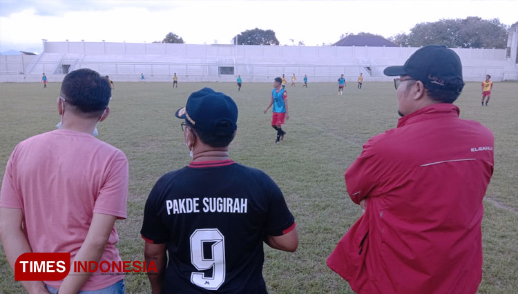 Wakil Bupati Banyuwangi, H Sugirah, SPd, MSi (Pakde Sugirah), mengenakan jersey nomor punggung 9 Persewangi, saat meninjau pelaksaan seleksi pemain Persewangi di Stadion Diponegoro. (FOTO: Syamsul Arifin/TIMES Indonesia)