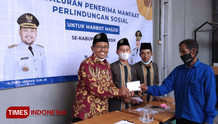 Ketua DMI Gresik saat menyalurkan JPS untuk marbot masjid hasil program dari pemerintah daerah (FOTO: Akmal/TIMES Indonesia).