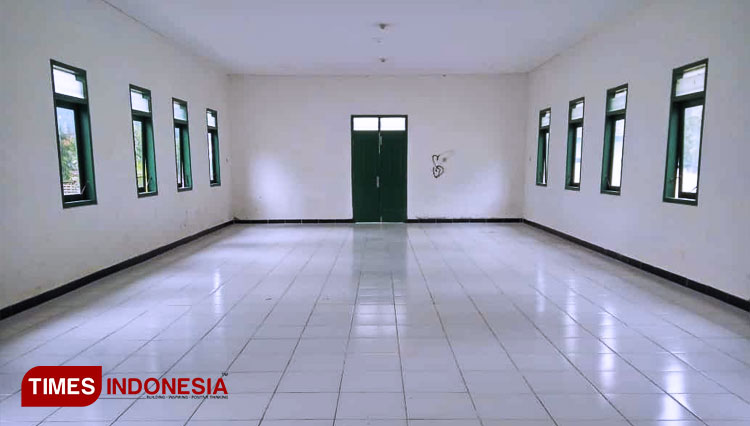 meninjau-barak-Yon-Zipur-Babat-yang-direncanakan-sebagai-rumah-isolasi-2.jpg