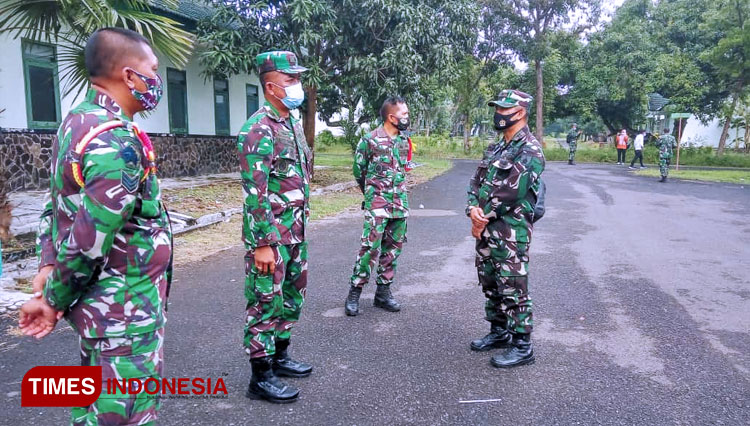 meninjau-barak-Yon-Zipur-Babat-yang-direncanakan-sebagai-rumah-isolasi-3.jpg