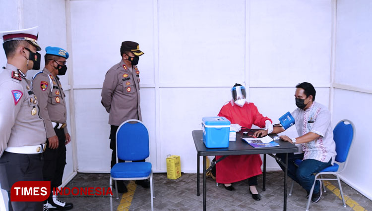 Kapolresta Sidoarjo AKBP Kusumo Wahyu Bintoro saat memantau jalanya vaksinasi gratis bagi warga yang mengurus SIM di Satlantas Polresta Sidoarjo. (FOTO: Humas Polresta Sidoarjo For TIMES Indonesia