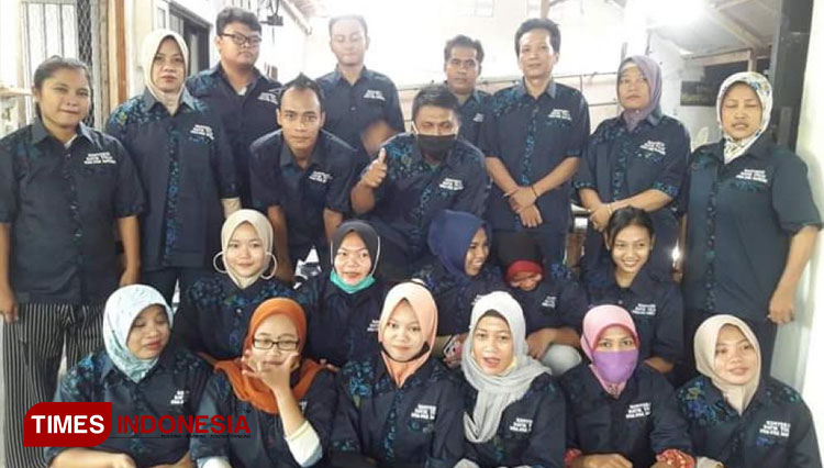 Karyawan Akbar Jaya kompak foto bersama. (Foto-foto: Akbar Jaya for TIMES Indonesia)