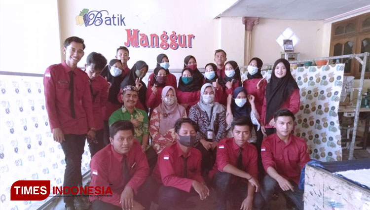 Siswa peserta kelas khusus belajar membatik di rumah produksi Batik Manggur Probolinggo. (Foto-Foto: Batik Manggur for TIMES Indonesia)
