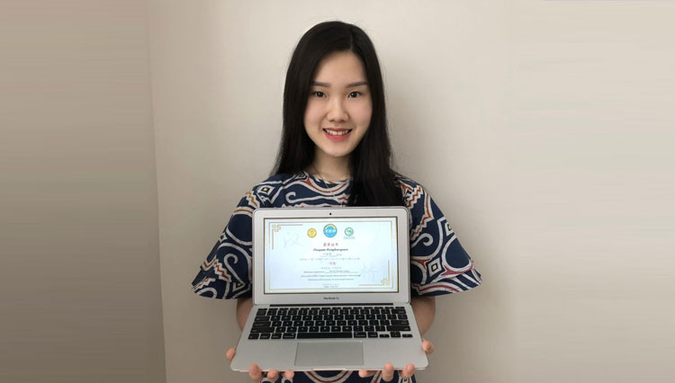 Potret Devina Paulina Yapari dengan Piagam penghargaan (FOTO: Humas UK Petra)