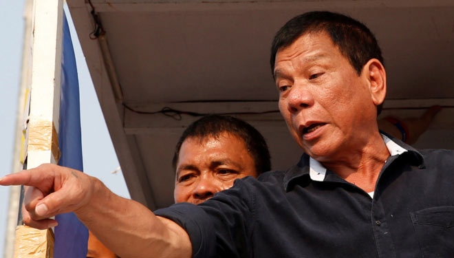 Duterte mengatakan bahwa mereka yang menolak untuk disuntik harus 'meninggalkan negara'. (FOTO: Al Jazeera/Reuters).