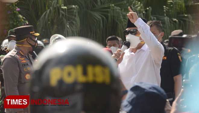 Suasana demonstrasi warga Madura di Balai Kota Surabaya, Senin (21/6/2021) kemarin. (Foto: Aditya Hendra/TIMES Indonesia).