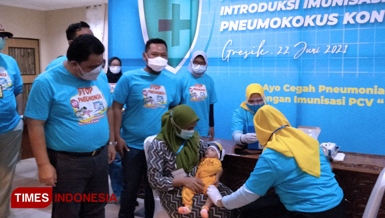 Plt Dirjen P2P Kemenkes RI Maxi Rein  Rondonuwu didampingi Bupati Fandi Akhmad Yani saat meninjau penyuntikan imunisasi PVC (FOTO: Akmal/TIMES Indonesia)