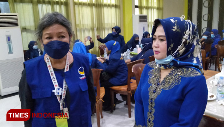 Ketua DPW Partai Garnita Nasdem Jatim, Sri Sajekti Sudjanadi (Kiri) didampingu Ketua Garnita Gresik Erni Rofika Anwar saat memberikan keterangan pers (Foto: Akmal/TIMES Indonesia)