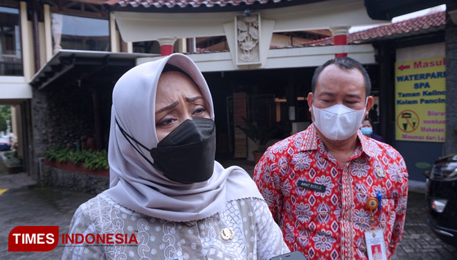 Bupati Mojokerto, Ikfina Fahmawati dan Kepala Disparpora Kabupaten Mojokerto, Amat Susilo. Selasa (22/6/2021)(Foto: Thaoqid Nur Hidayat/TIMES Indonesia)