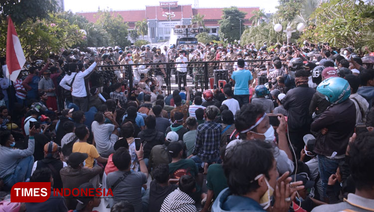 Massa Masyarakat Madura Bersatu memadati jalanan depan Balai Kota Surabaya. (FOTO: Adhitya Hendra/TIMES Indonesia) 
