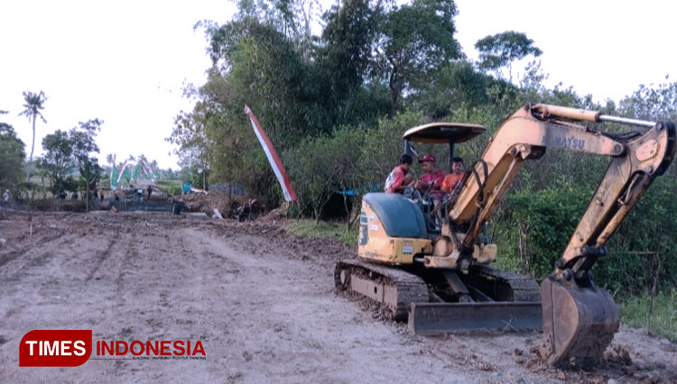 Bak Transformers, Alat Berat di TMMD 111 Banyuwangi Jadi Mainan Bocil