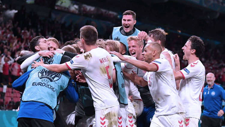 Pemain Denmark merayakan kelolosan mereka ke babak selanjutnya, (Foto: pool/afp via gettyimages)