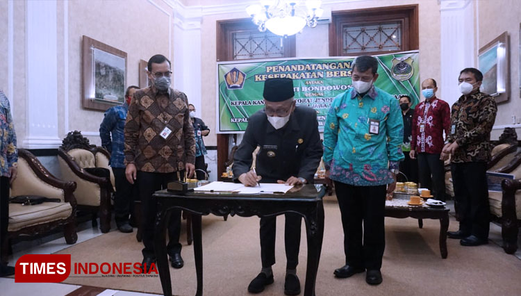 Bupati Bondowoso Salwa Arifin, saat menandatangani kesepakatan bersamaan dengan Kepala Kanwil Dirjen Perbendaharaan dan Kepala Kanwil Dirjen Kekayaan Negara Provinsi Jatim (FOTO: Moh Bahri/TIMES Indonesia).