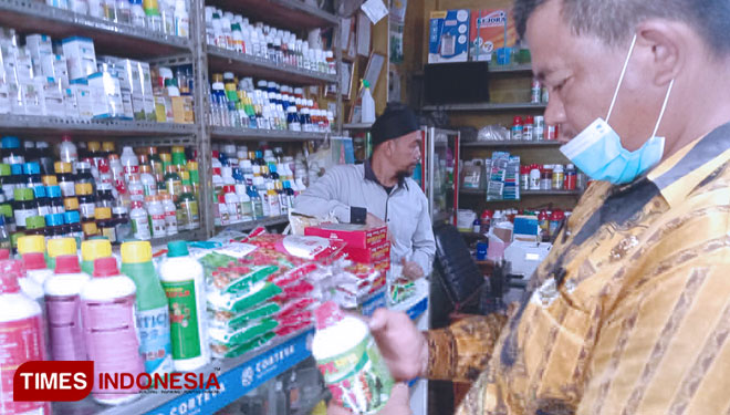 Tim KP3 saat melakukan monitoring peredaran pupuk dan pestisida di toko pupuk di wilayah Pagaralam. (Foto : Asnadi/TIMES Indonesia)
